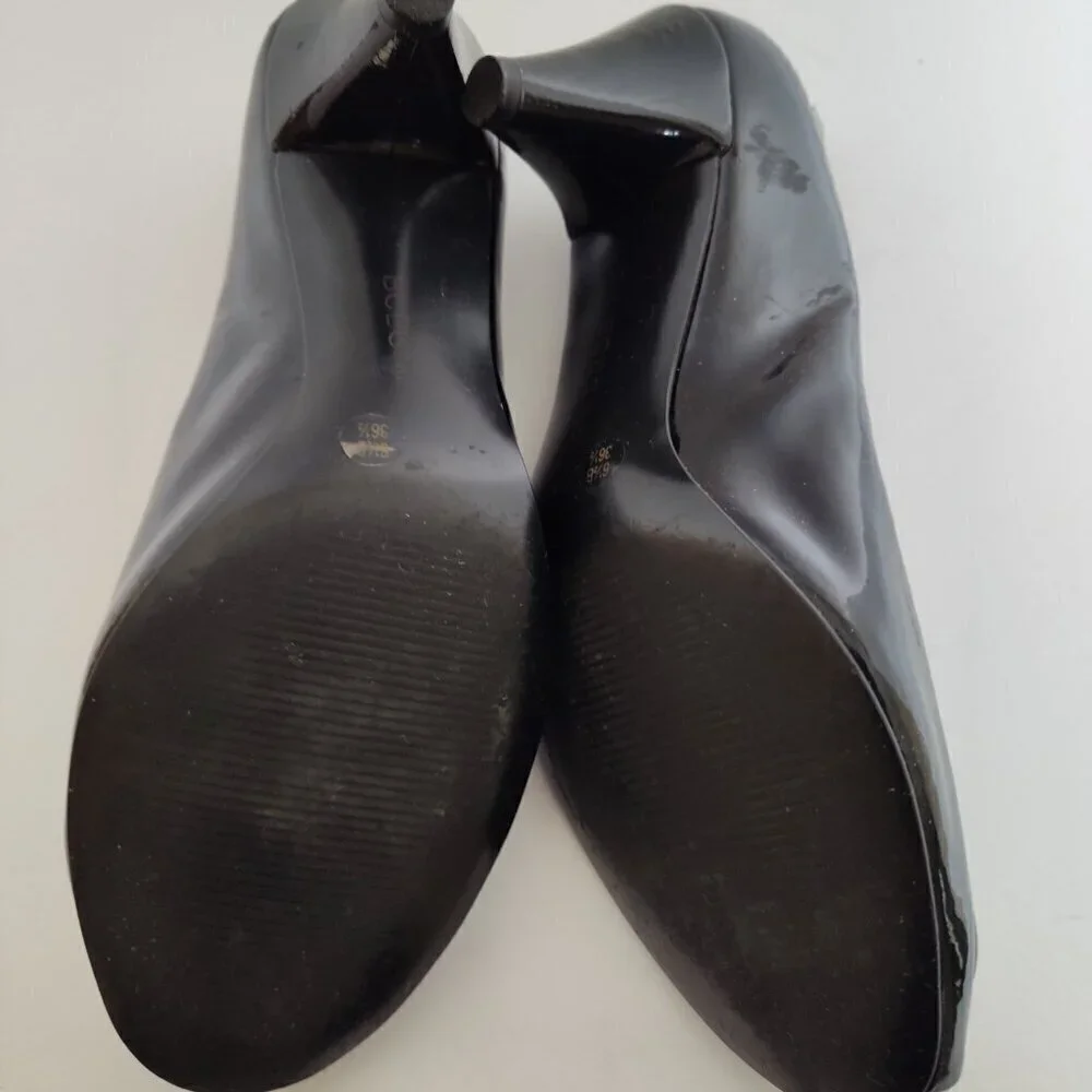 Ladies SZ 6-1/2B BCBG Black Patent Leather Pump
